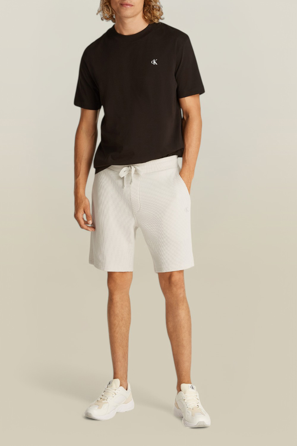 תמונת כל הלוק של מכנסיים קצרים CALVIN KLEIN
